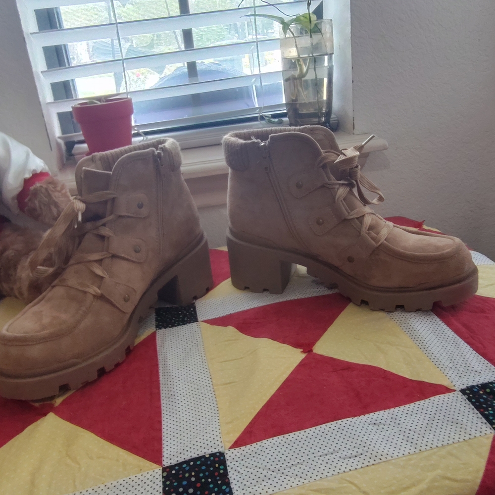 Brooks Women's Lace Up Tan Boots - Picture 2 of 10